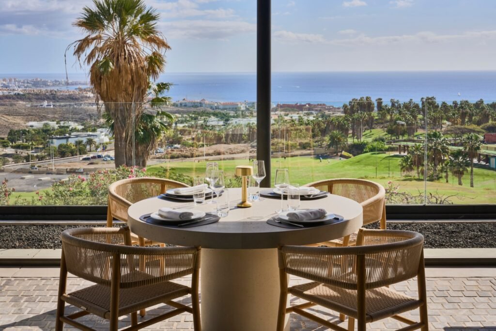 Mesa de Bonfire con vistas a Costa Adeje, Tenerife